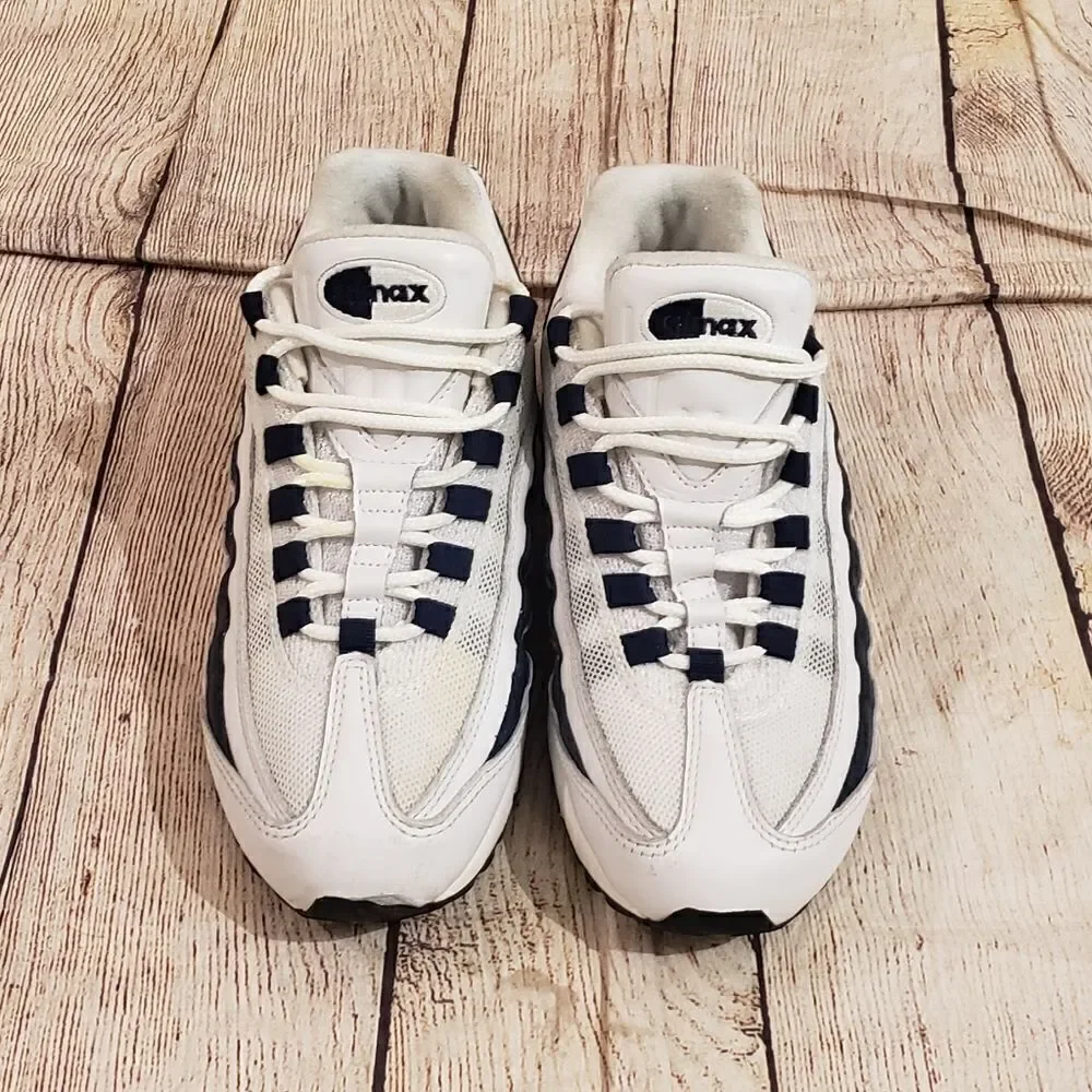 NIKE Sneakers